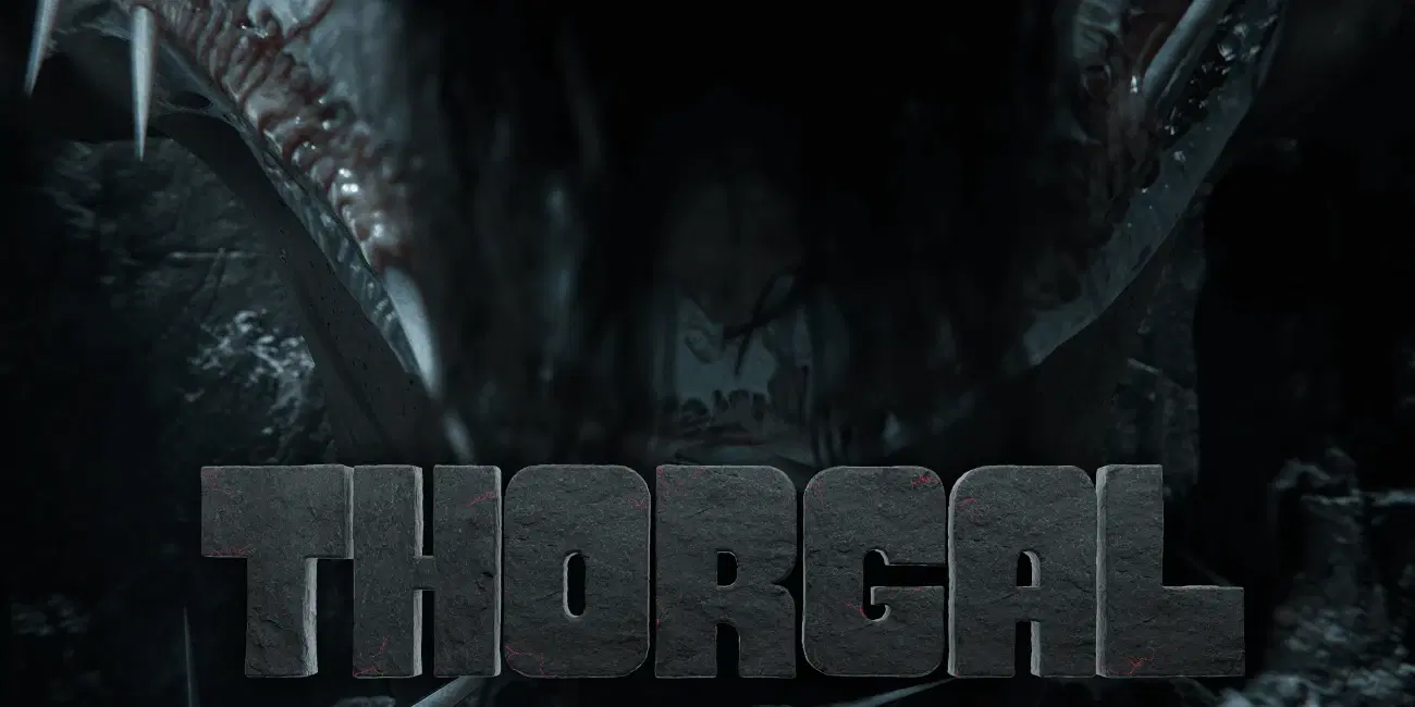 Изображение мужчины с длинными темными волосами, закрывающими лицо, главного героя игры "Торгал", смотрящего на зрителя